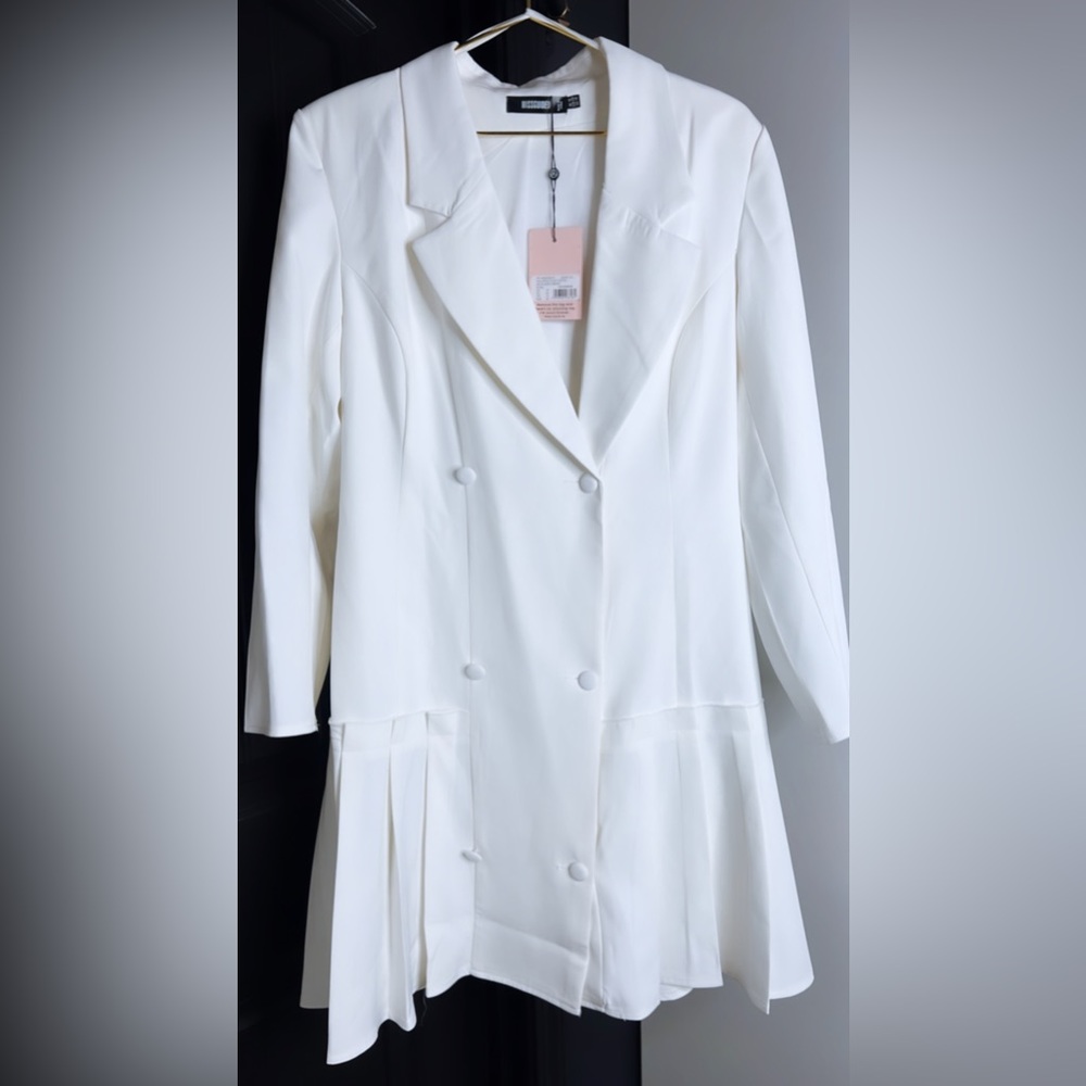 PLEATED BLAZER DRESS IN WHITE